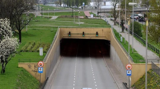 Odcinkowy pomiar prędkości w tunelu Wisłostrady – nadchodzą duże zmiany dla kierowców w Warszawie