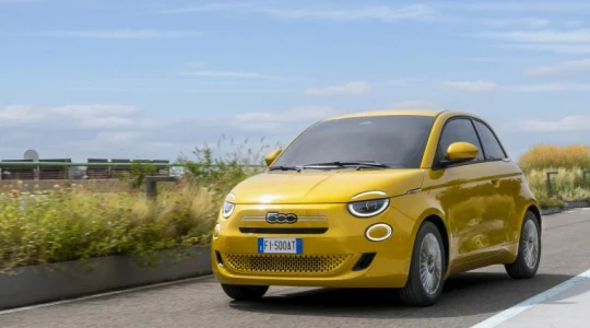 Paradoks Fiata 500 Hybrid i 117 gramów problemu. Dlaczego Stellantis hamuje produkcję mimo rynkowego sukcesu?