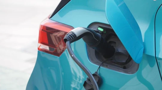 Koniec z dużymi bakami w hybrydach plug-in? Chcą ograniczyć je do 15 litrów