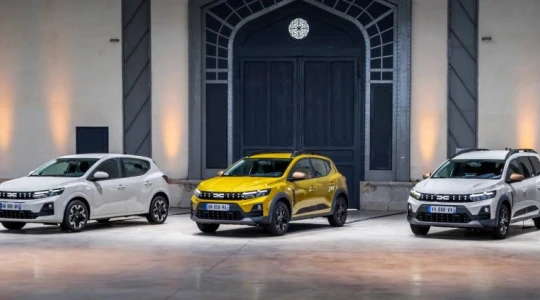 Dacia odświeża gamę. Sandero, Sandero Stepway i Jogger z nową hybrydą, Spring zyskał na mocy
