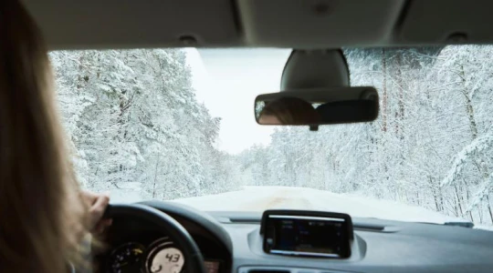 Mistrzowie kierownicy w trudnych warunkach. Polacy ocenili swoje zimowe umiejętności jazdy
